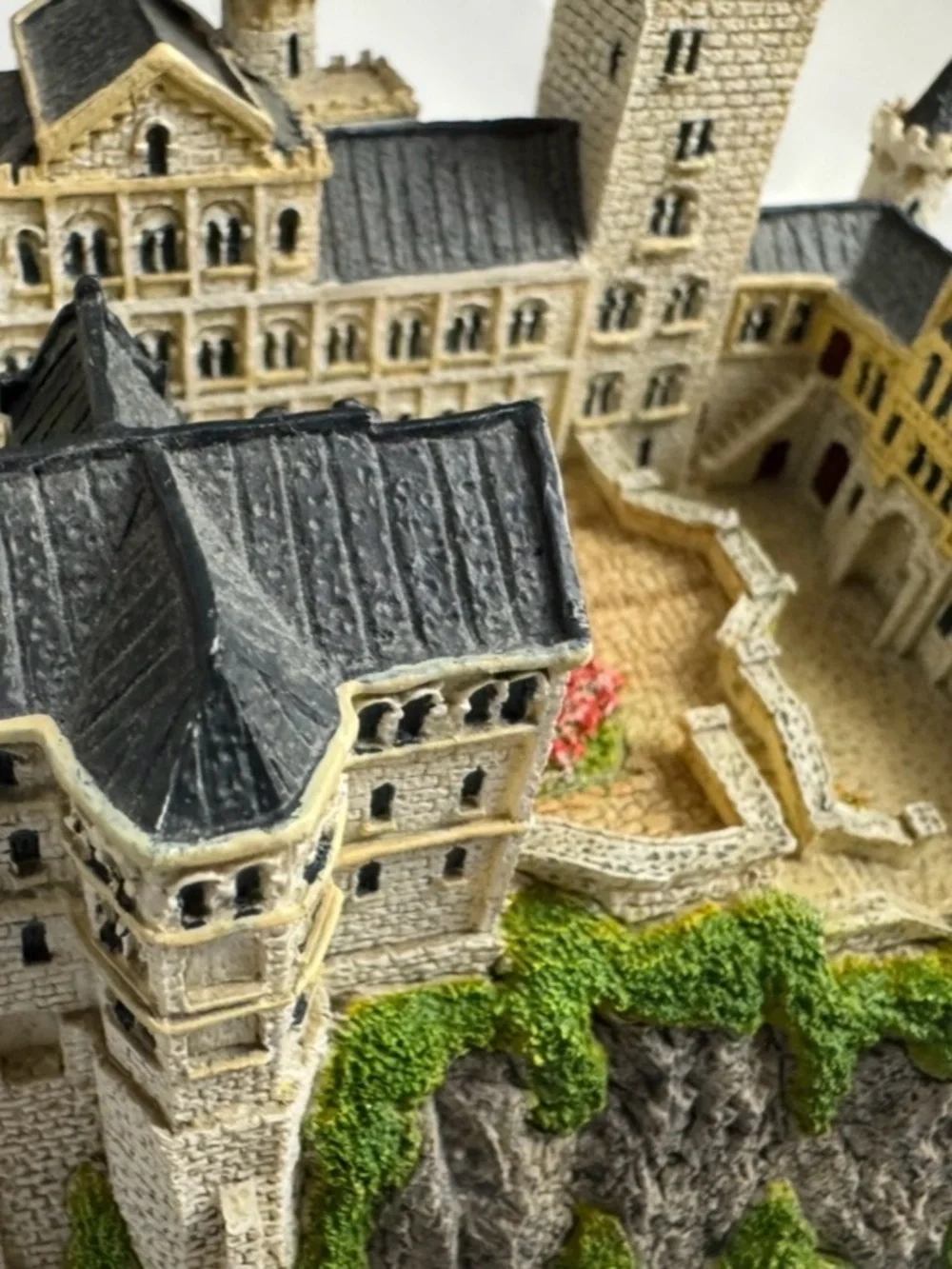Danbury Mint Enchanted Castles of Europe Neuschwanstein Resin Sculpture 1993